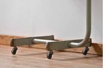 アンティーク家具　古い病院の天板無垢材の伸縮鉄脚テーブル2(作業台/キャスター付き)(サイドテーブル)