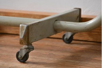 アンティーク家具　古い病院の天板無垢材の伸縮鉄脚テーブル2(作業台/キャスター付き)(サイドテーブル)