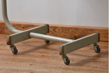 アンティーク家具　古い病院の天板無垢材の伸縮鉄脚テーブル2(作業台/キャスター付き)(サイドテーブル)