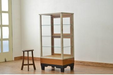 アンティーク家具　人気の縦型ペイントガラスケース(ショーケース)