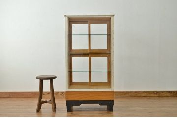 アンティーク家具　人気の縦型ペイントガラスケース(ショーケース)