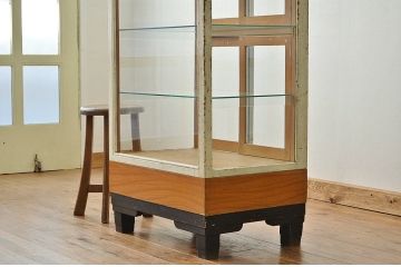 アンティーク家具　人気の縦型ペイントガラスケース(ショーケース)