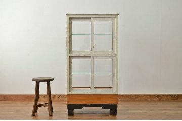 アンティーク家具　人気の縦型ペイントガラスケース(ショーケース)