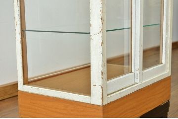 アンティーク家具　人気の縦型ペイントガラスケース(ショーケース)