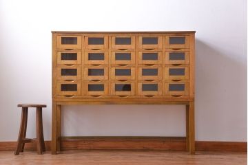 アンティーク家具　アンティーク ガラス入り20杯脚付き引き出し(ドロワー)