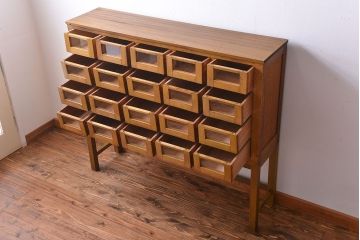 アンティーク家具　アンティーク ガラス入り20杯脚付き引き出し(ドロワー)