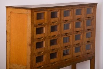 アンティーク家具　アンティーク ガラス入り20杯脚付き引き出し(ドロワー)