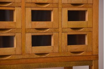 アンティーク家具　アンティーク ガラス入り20杯脚付き引き出し(ドロワー)