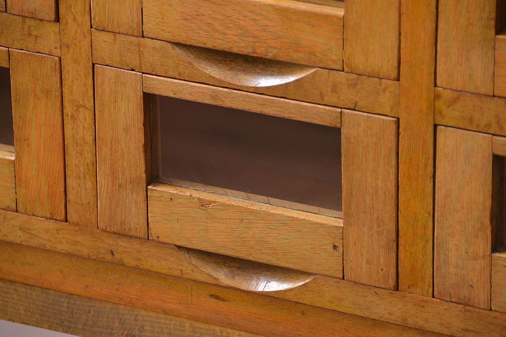 アンティーク家具　アンティーク ガラス入り20杯脚付き引き出し(ドロワー)