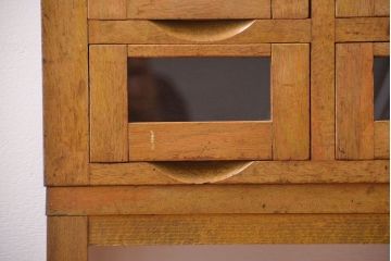 アンティーク家具　アンティーク ガラス入り20杯脚付き引き出し(ドロワー)