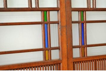 希少な色ガラス入りの素敵なデザインの格子ガラス引き戸3枚セット(裏障子付き)