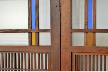 希少な色ガラス入りの素敵なデザインの格子ガラス引き戸3枚セット(裏障子付き)