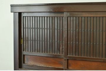 アンティーク家具　古民具・骨董　使い込まれた縦格子のモダンな四尺水屋箪笥箪笥