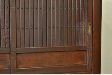 アンティーク家具　古民具・骨董　使い込まれた縦格子のモダンな四尺水屋箪笥箪笥