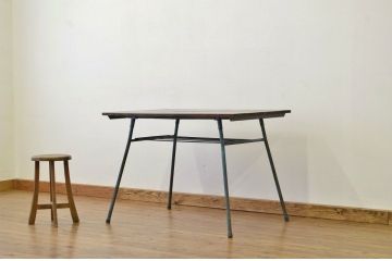 レトロ家具　昭和レトロ　天板無垢材の折り畳み鉄脚テーブル(鉄足、机、在宅ワーク、在宅用テーブル、作業台、デスク)