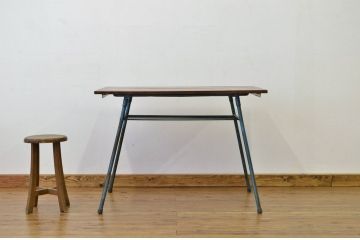 レトロ家具　昭和レトロ　天板無垢材の折り畳み鉄脚テーブル(鉄足、机、在宅ワーク、在宅用テーブル、作業台、デスク)