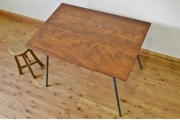レトロ家具　昭和レトロ　天板無垢材の折り畳み鉄脚テーブル(鉄足、机、在宅ワーク、在宅用テーブル、作業台、デスク)