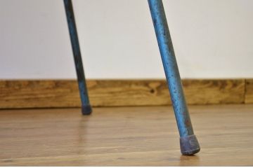 レトロ家具　昭和レトロ　天板無垢材の折り畳み鉄脚テーブル(鉄足、机、在宅ワーク、在宅用テーブル、作業台、デスク)