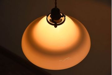 アンティーク　白いガラスの古い吊り下げ天井照明(1)