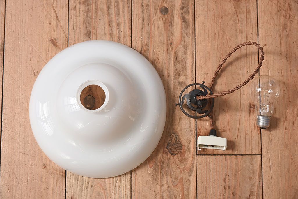 アンティーク　白いガラスの古い吊り下げ天井照明(1)