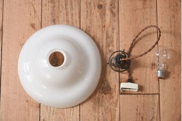 アンティーク　白いガラスの古い吊り下げ天井照明(1)