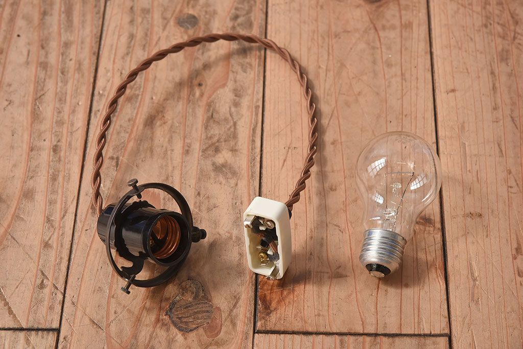 アンティーク　白いガラスの古い吊り下げ天井照明(1)