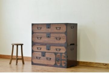アンティーク家具　☆古民具・骨董　味わいある小ぶりな上下重ね時代箪笥(たんす・タンス)