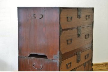 アンティーク家具　☆古民具・骨董　味わいある小ぶりな上下重ね時代箪笥(たんす・タンス)
