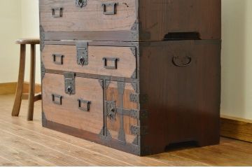 アンティーク家具　☆古民具・骨董　味わいある小ぶりな上下重ね時代箪笥(たんす・タンス)