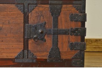 アンティーク家具　☆古民具・骨董　味わいある小ぶりな上下重ね時代箪笥(たんす・タンス)