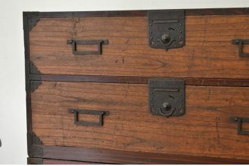 アンティーク家具　☆古民具・骨董　味わいある小ぶりな上下重ね時代箪笥(たんす・タンス)