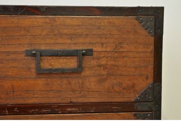 アンティーク家具　☆古民具・骨董　味わいある小ぶりな上下重ね時代箪笥(たんす・タンス)