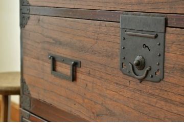 アンティーク家具　☆古民具・骨董　味わいある小ぶりな上下重ね時代箪笥(たんす・タンス)
