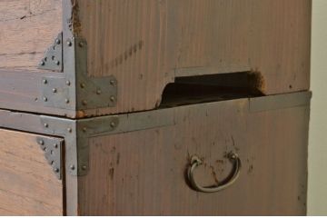 アンティーク家具　☆古民具・骨董　味わいある小ぶりな上下重ね時代箪笥(たんす・タンス)