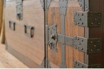 アンティーク家具　☆古民具・骨董　味わいある小ぶりな上下重ね時代箪笥(たんす・タンス)
