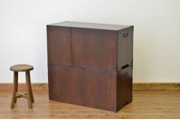 アンティーク家具　☆古民具・骨董　味わいある小ぶりな上下重ね時代箪笥(たんす・タンス)