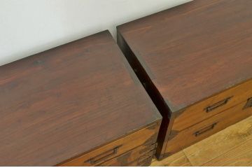アンティーク家具　☆古民具・骨董　味わいある小ぶりな上下重ね時代箪笥(たんす・タンス)