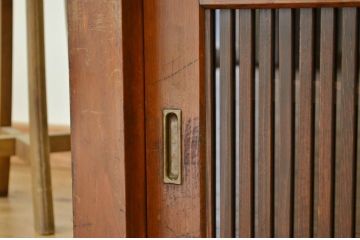 アンティーク家具　古民具・骨董　重厚な縦格子引き戸の時代箪笥ローボード(収納棚、水屋箪笥、テレビ台、収納棚、キャビネット)