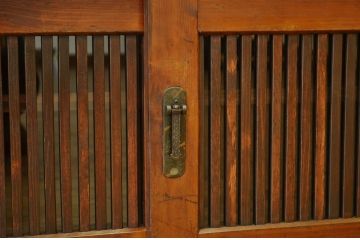 アンティーク家具　古民具・骨董　重厚な縦格子引き戸の時代箪笥ローボード(収納棚、水屋箪笥、テレビ台、収納棚、キャビネット)