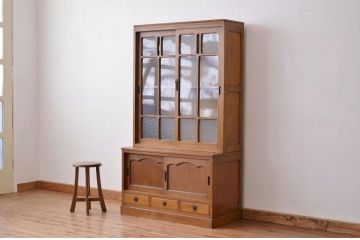 アンティーク家具　◇アンティーク ナラ材の希少な色ガラスと象嵌の高級食器棚(カップボード・収納棚)