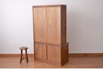 アンティーク家具　◇アンティーク ナラ材の希少な色ガラスと象嵌の高級食器棚(カップボード・収納棚)