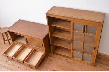 アンティーク家具　◇アンティーク ナラ材の希少な色ガラスと象嵌の高級食器棚(カップボード・収納棚)