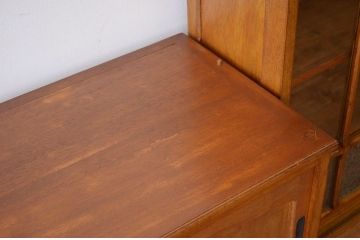 アンティーク家具　◇アンティーク ナラ材の希少な色ガラスと象嵌の高級食器棚(カップボード・収納棚)