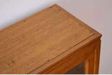 アンティーク家具　◇アンティーク ナラ材の希少な色ガラスと象嵌の高級食器棚(カップボード・収納棚)