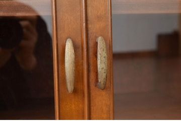 アンティーク家具　アンティーク　重厚な造りの良いベットサイドテーブル(収納棚・書棚)