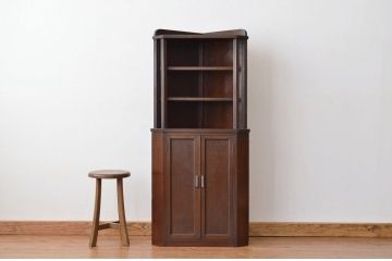 レトロ家具　昭和レトロ　細身でシックな三角コーナーキャビネット(アンティーク)