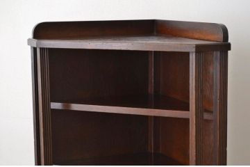 レトロ家具　昭和レトロ　細身でシックな三角コーナーキャビネット(アンティーク)