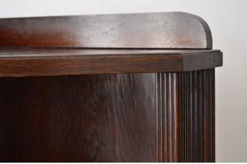 レトロ家具　昭和レトロ　細身でシックな三角コーナーキャビネット(アンティーク)
