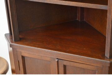 レトロ家具　昭和レトロ　細身でシックな三角コーナーキャビネット(アンティーク)