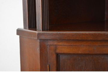 レトロ家具　昭和レトロ　細身でシックな三角コーナーキャビネット(アンティーク)